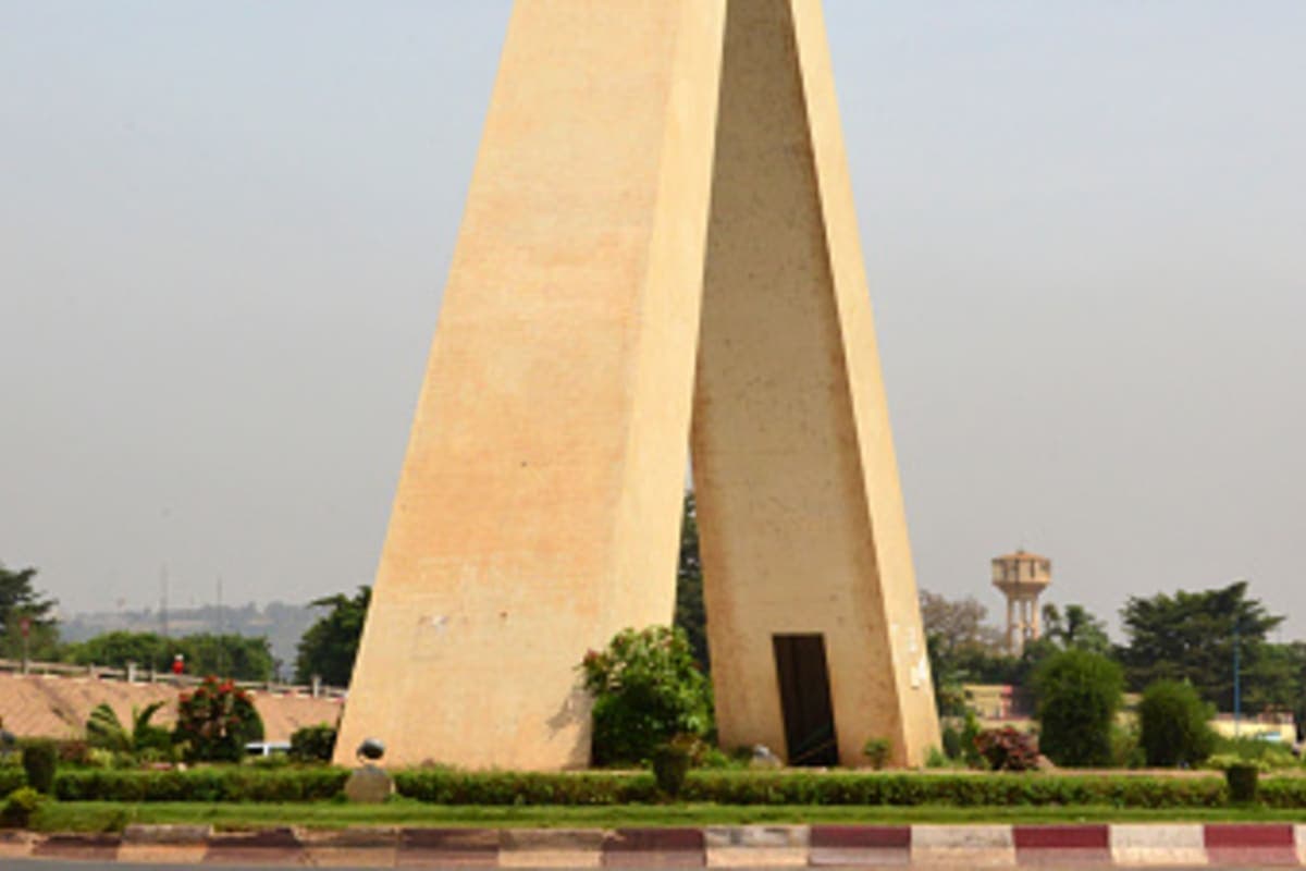 Momument de la Paix & Cité Administrative - photo 2
